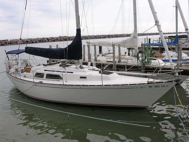 Beneteau 281 waiting at the dock