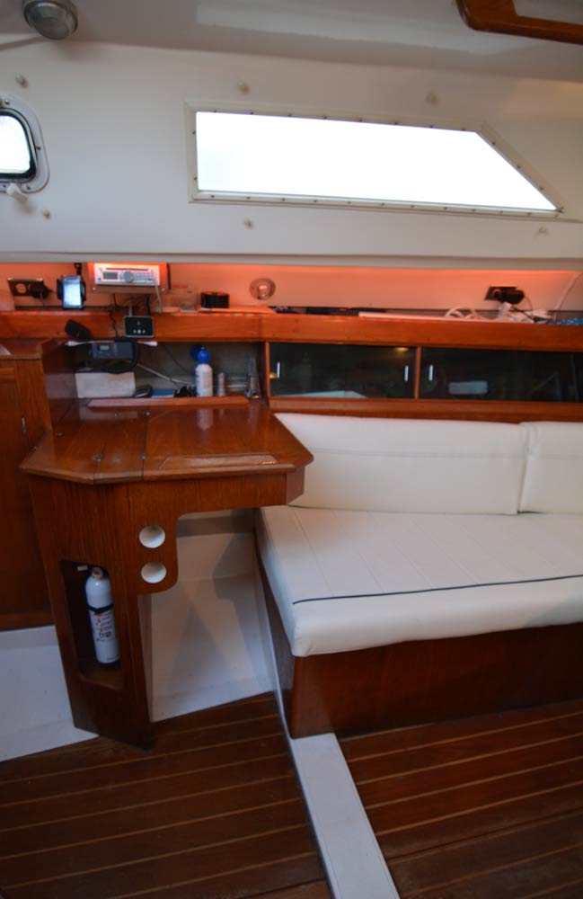 1984 Hunter 31 nav station